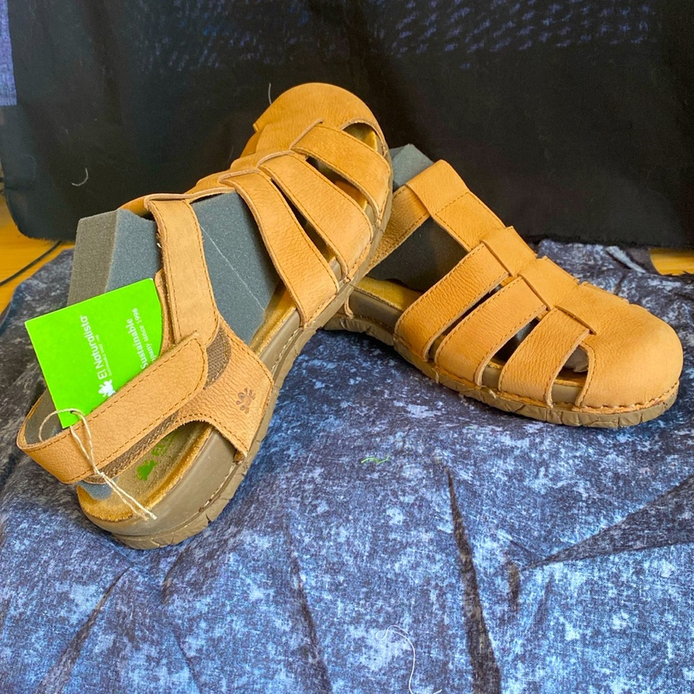 Never worn. Leather from Spain.
